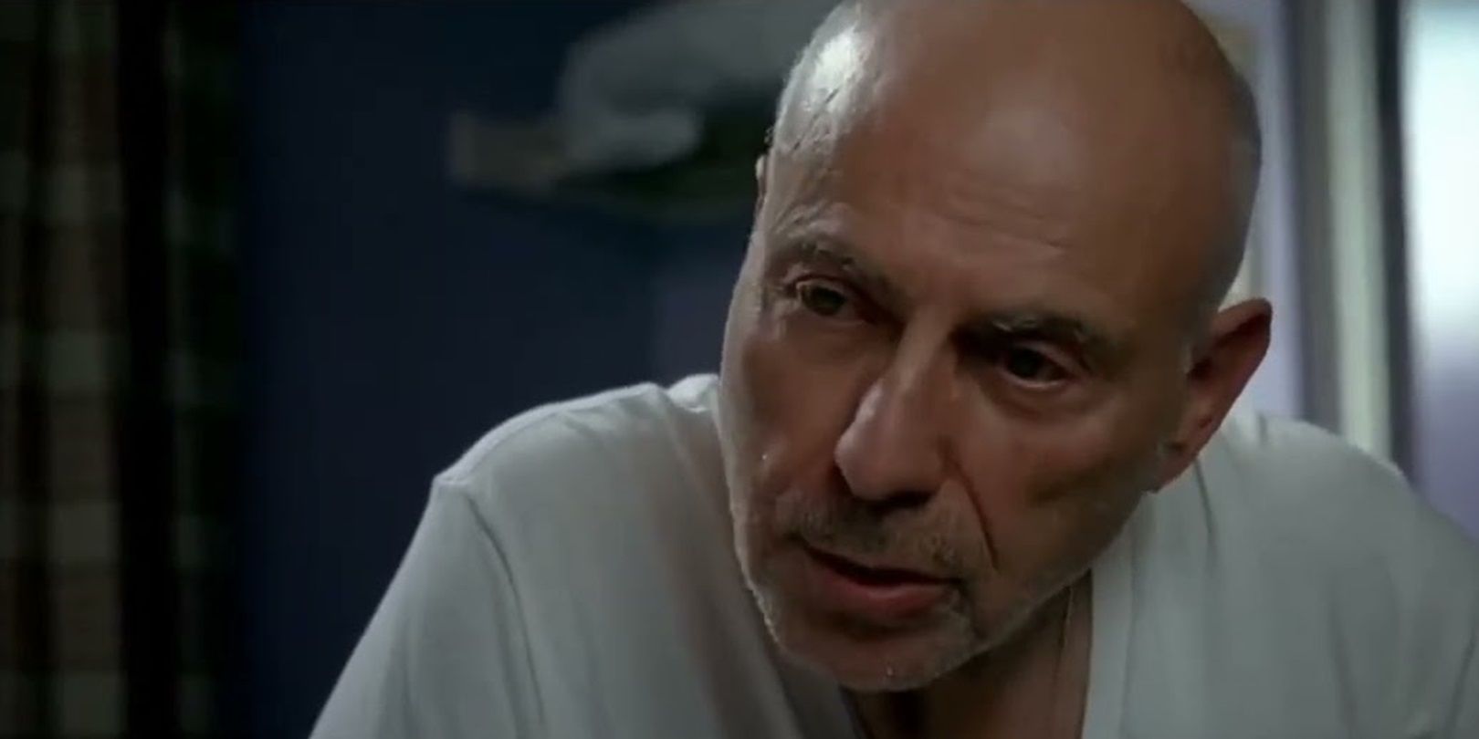 Alan Arkin in a motel room in Little Miss Sunshine