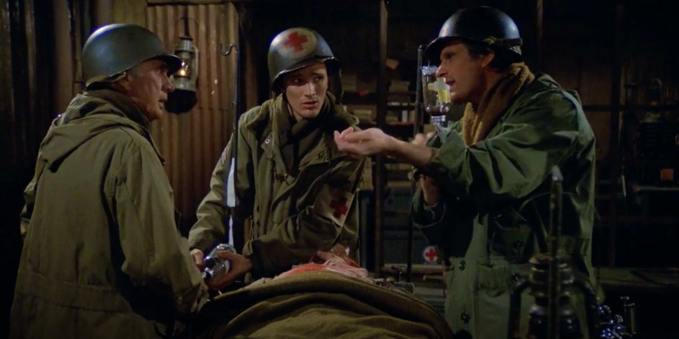 Alan, Robert y Antony Alda en un episodio de MASH Dale una Mano