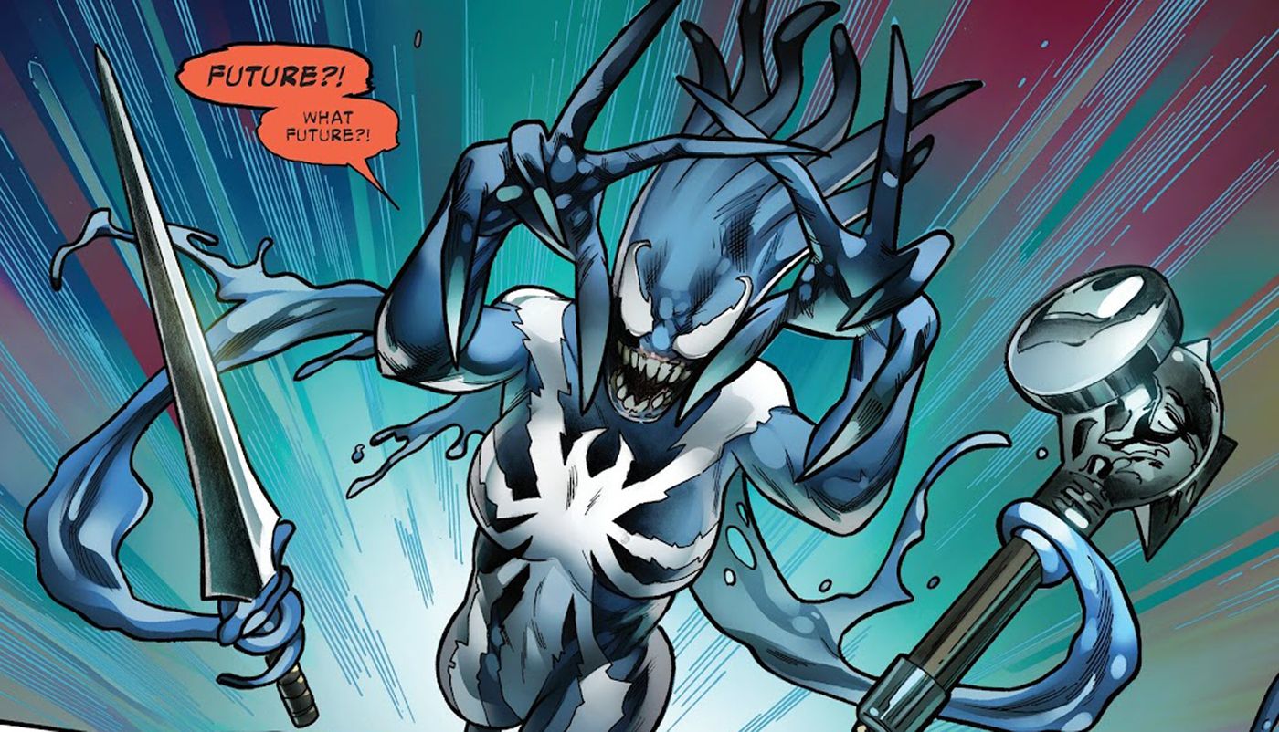 Venom War: Spider-Man #3: Aracniota/Mulher-Aranha ataca, empunhando uma espada e um Stormbreaker, gritando, "Que Futuro?!" Dentro do simbionte está May Parker, filha de Peter e MJ.