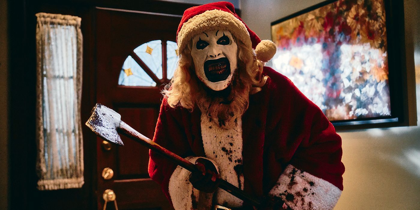 Art the Clown (David Howard Thornton) con un traje de nieve y un hacha en Terrifier 3