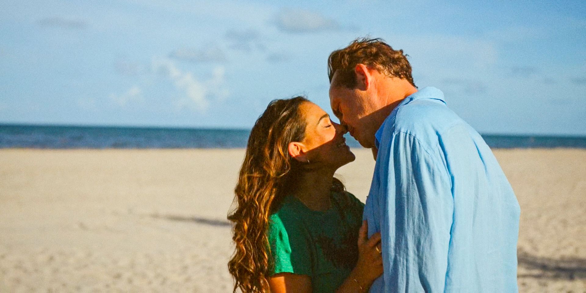 Rosa (Natalie Martinez) y Yancey (Vince Vaughn) se besan en la playa en el episodio 9 de la temporada 1