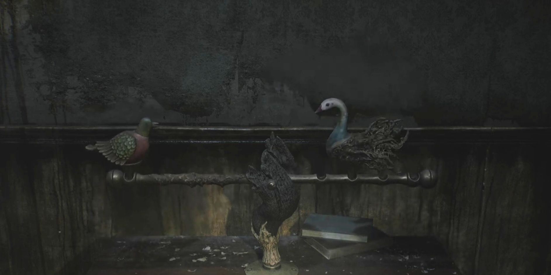 Equilibrando el balancín en los apartamentos Bluecreek con las estatuas de la paloma y el cisne en Silent Hill 2 Remake