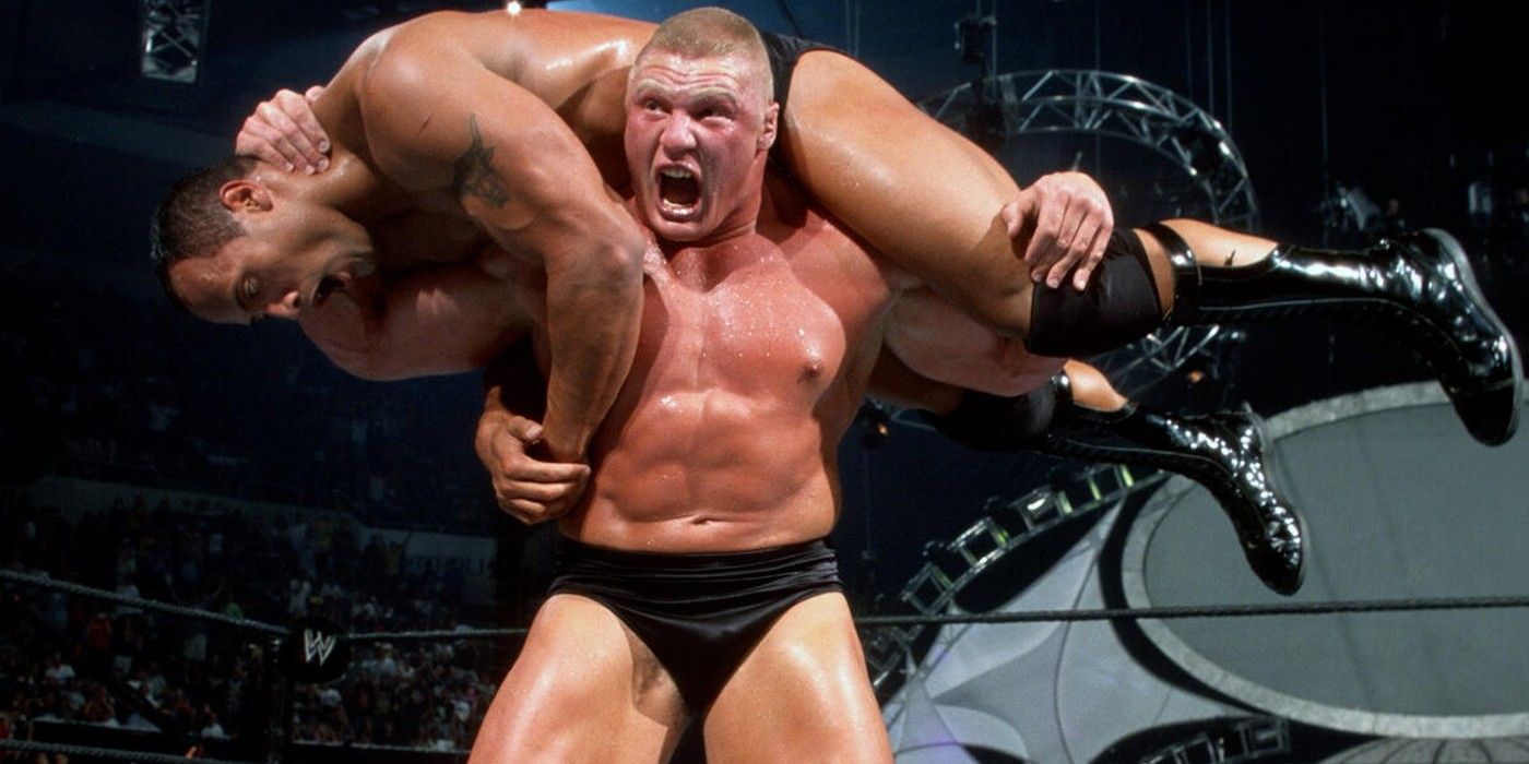 Brock Lesnar levanta The Rock nos ombros para um F5 no WWE Summerslam 2002