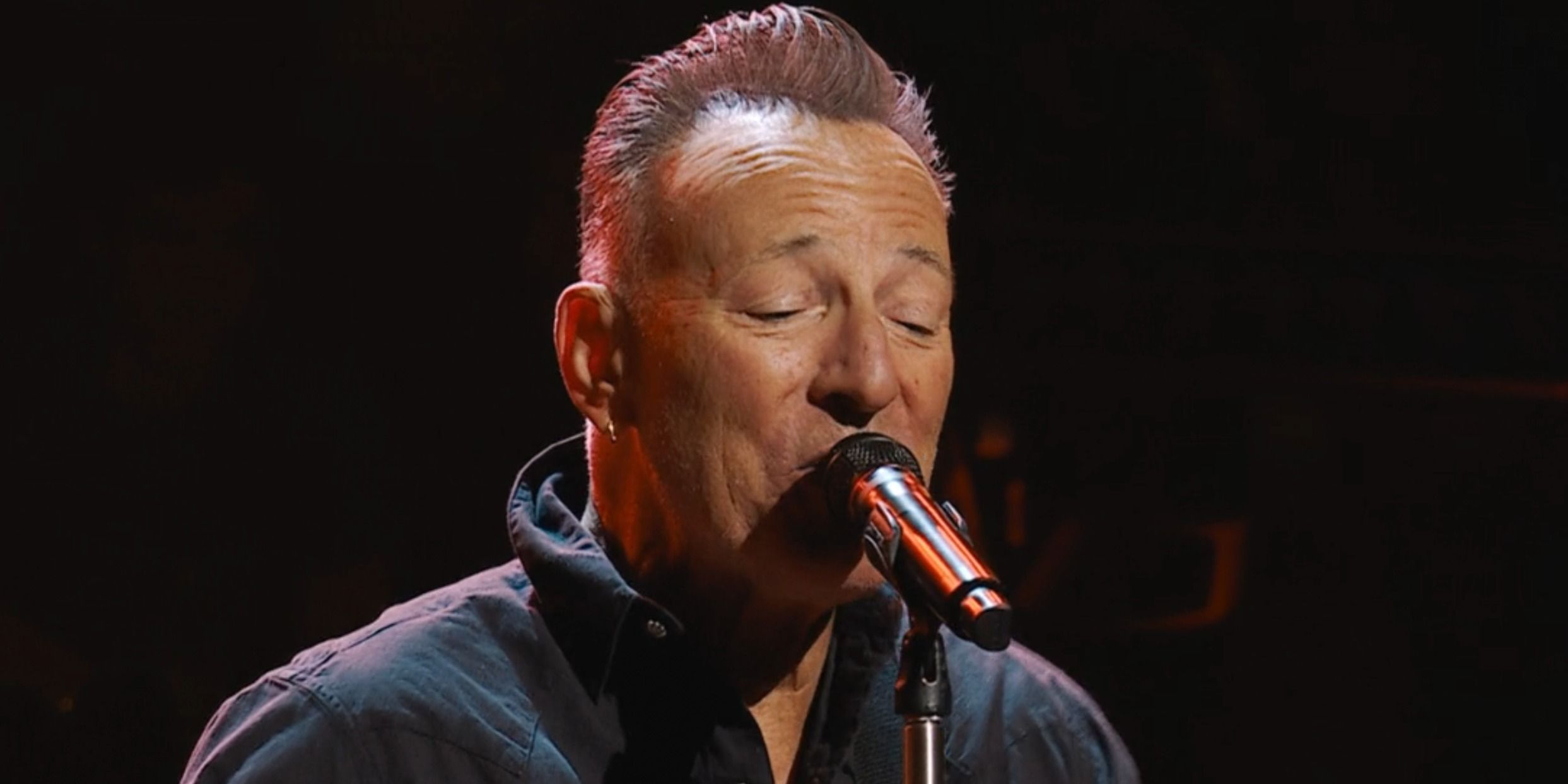 Bruce Springsteen canta frente al micrófono en Road Diary