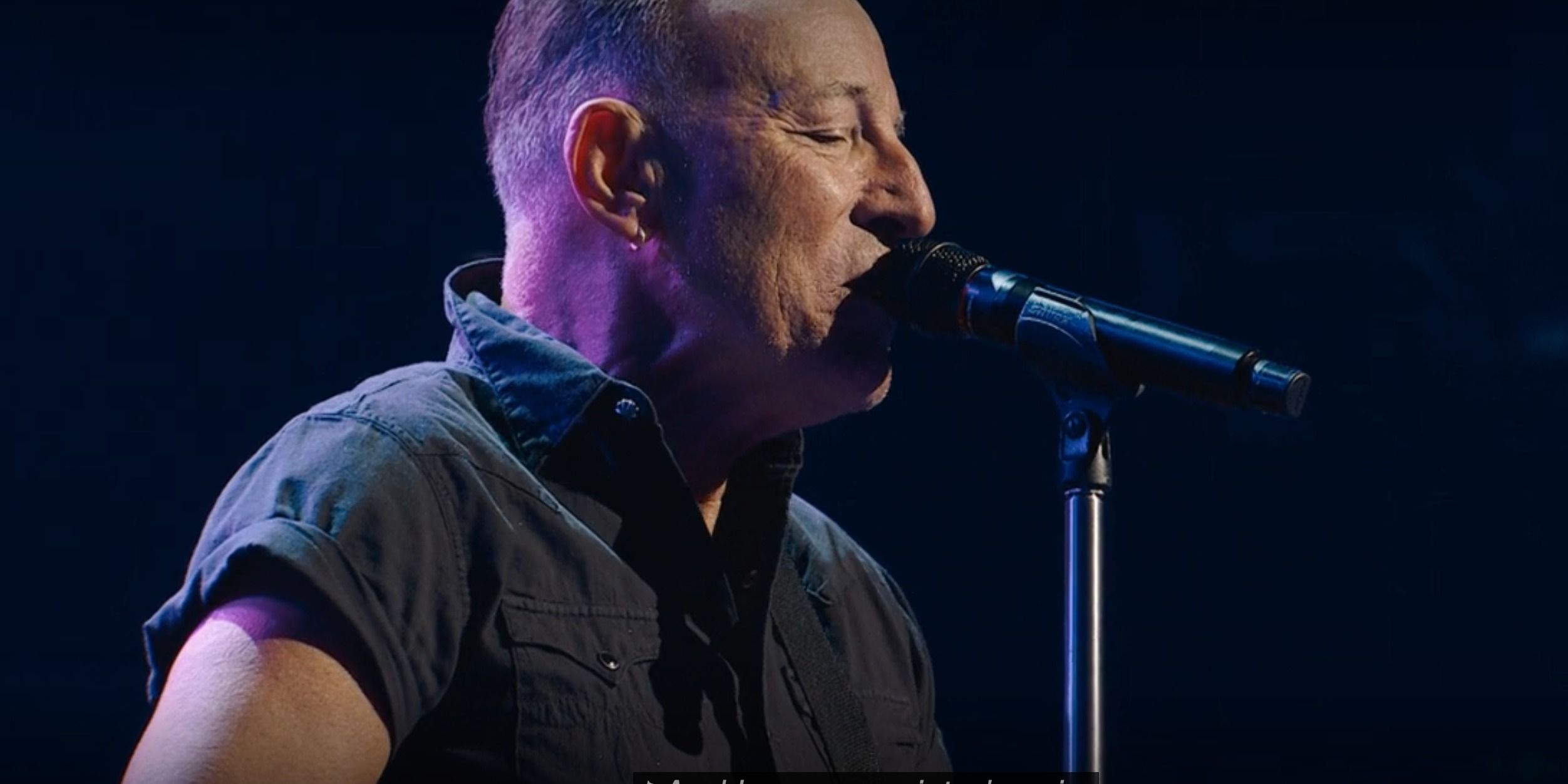 Bruce Springsteen canta en Road Deer desde un ángulo lateral