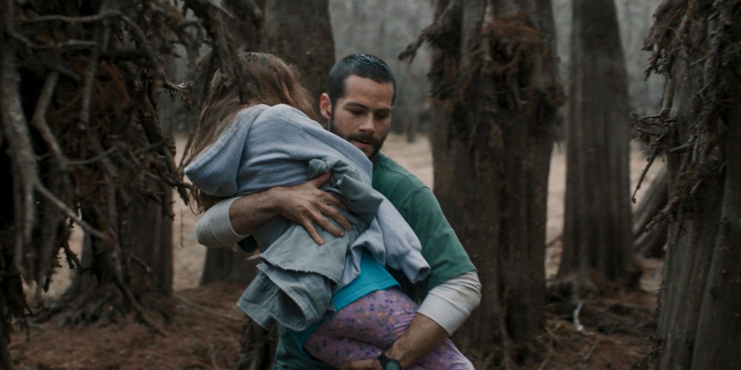 Paris (Dylan O'Brien) lleva a Anna (Caroline Faulk) a un lugar seguro en Caddo Lake en 1952.