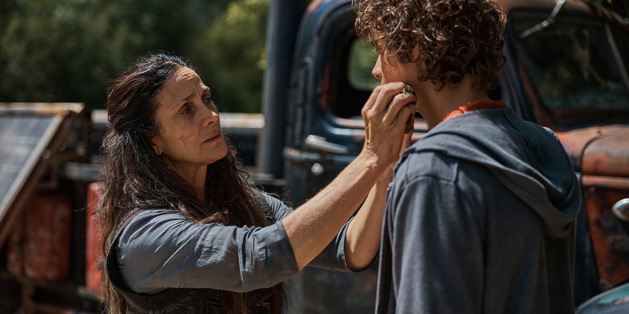 Die Alone's Carrie-Anne Moss On Wanting To Share Her Character's Experiences & Douglas Smith Reunion