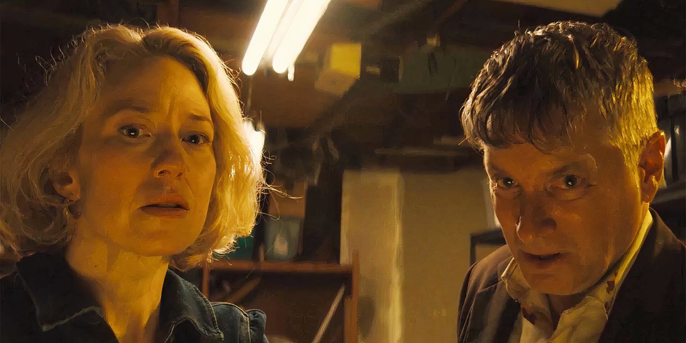 Carrie Coon e Shea Whigham parecendo assustados no lago George