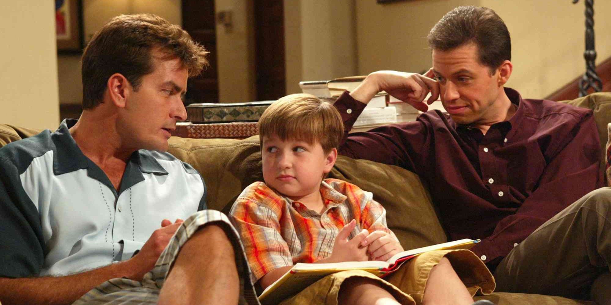 Charlie e Alan conversando com Jake em Two and a Half Men