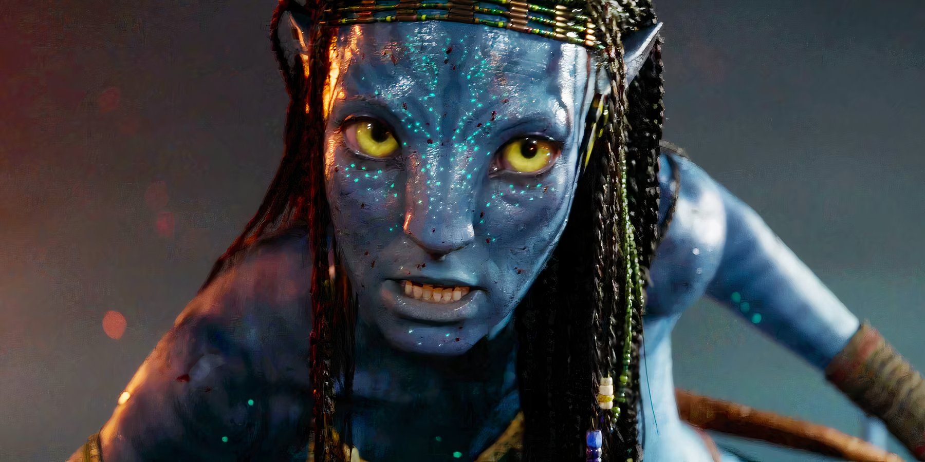 Close do rosto de Neytiri do Avatar com os lábios ligeiramente entreabertos e a mandíbula cerrada. 