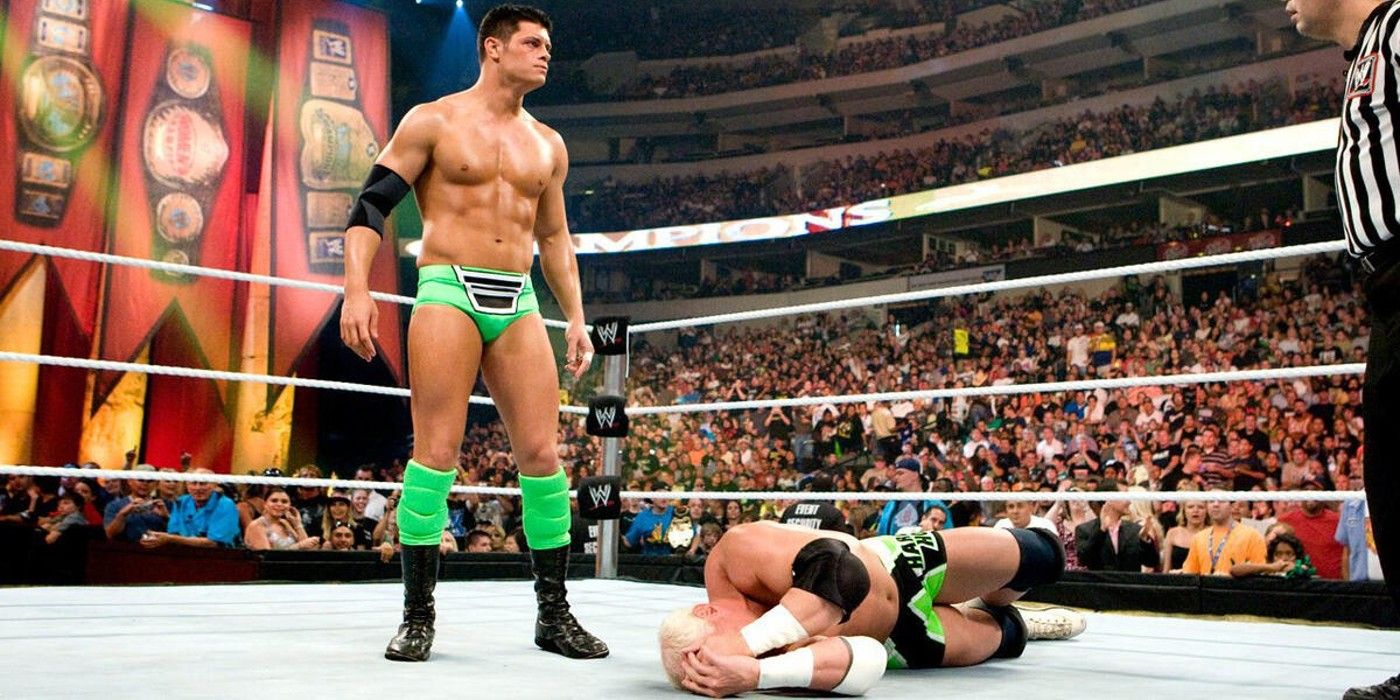 Cody Rhodes olha para o árbitro após acertar Hardcore Holly com um snap DDT no WWE Night of Champions 2008