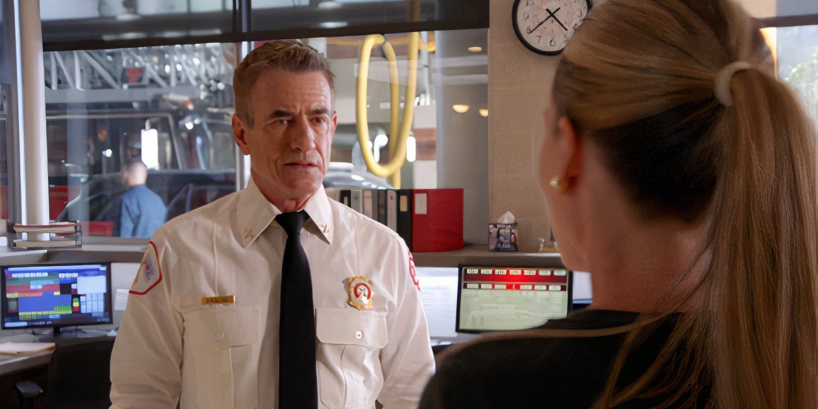 Dermot Mulroney como Pascal y Jocelyn Hudon como Novak en Chicago Fire Temporada 13 Episodio 4