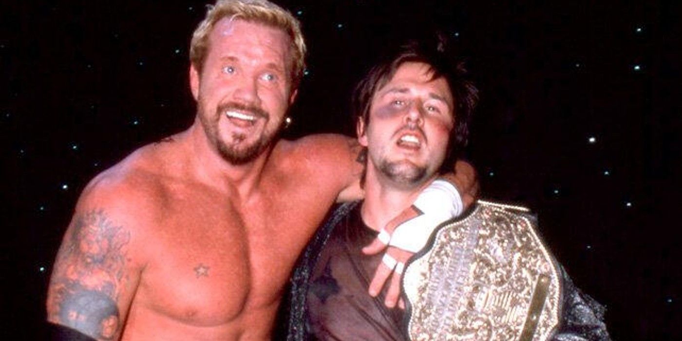 Diamond Dallas Page com o braço em volta do campeão mundial dos pesos pesados ​​da WCW, David Arquette