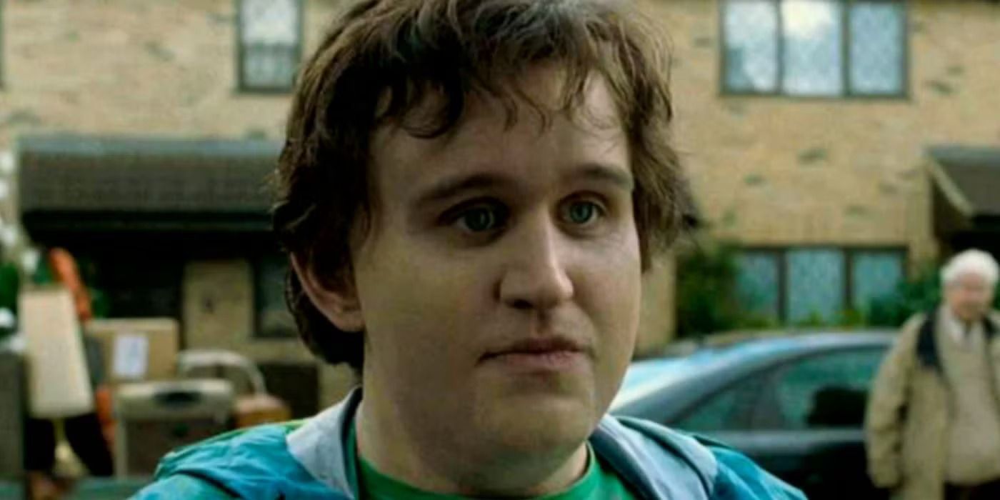 Dudley Dursley mira a Harry en la escena eliminada de Harry Potter y las Reliquias de la Muerte: Parte 1