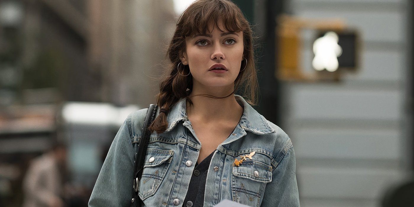 Ella Purnell camina por la calle en Sweetbitter