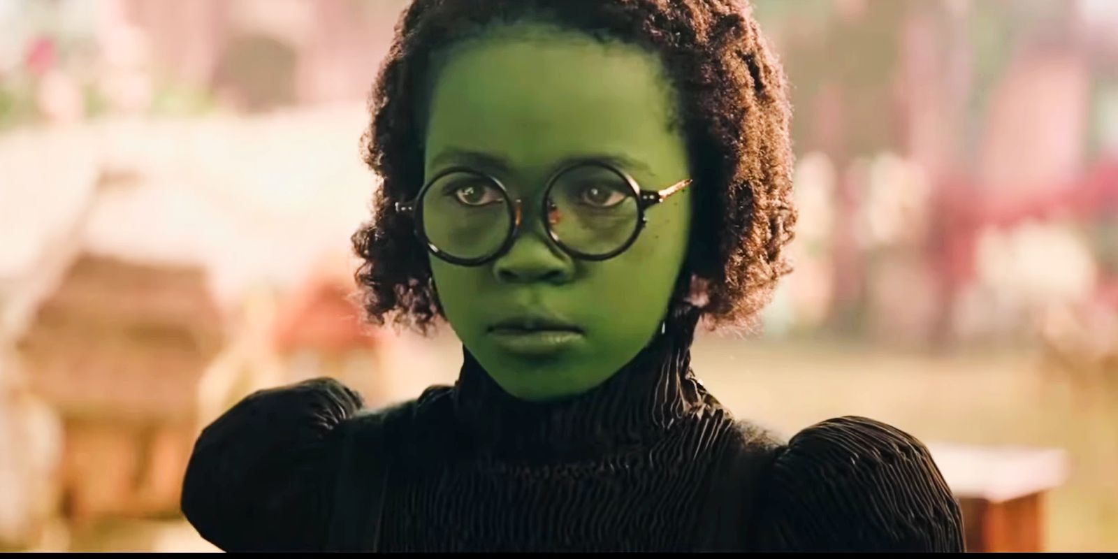 Elphaba está enojada cuando era niña en el tráiler de Wicked