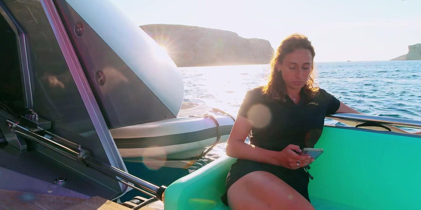 emma crouch below deck sailing yacht season 5 on her phone