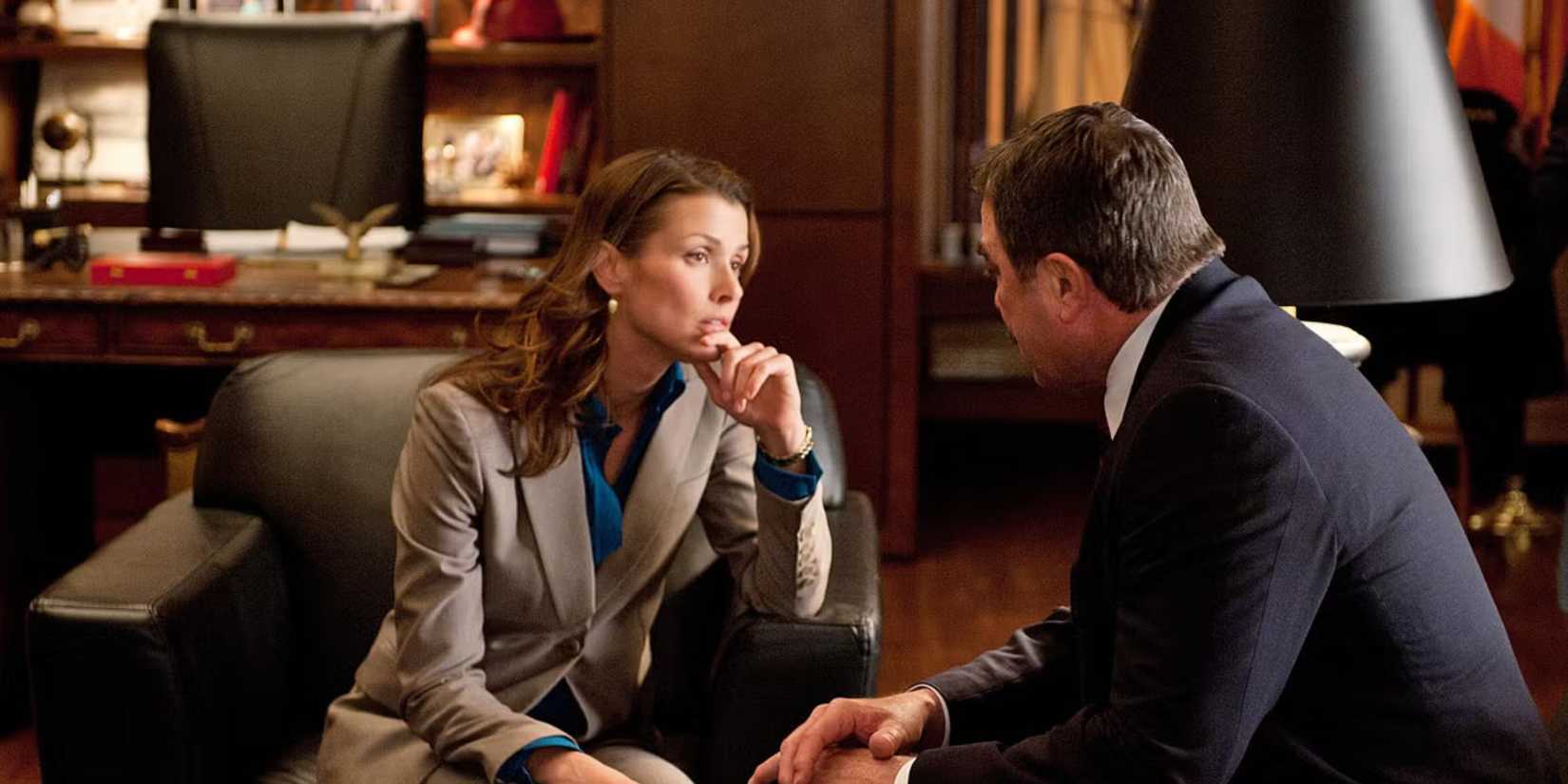 Blue Bloods Erin sentado em uma cadeira de couro inclinada para a frente para conversar com Frank