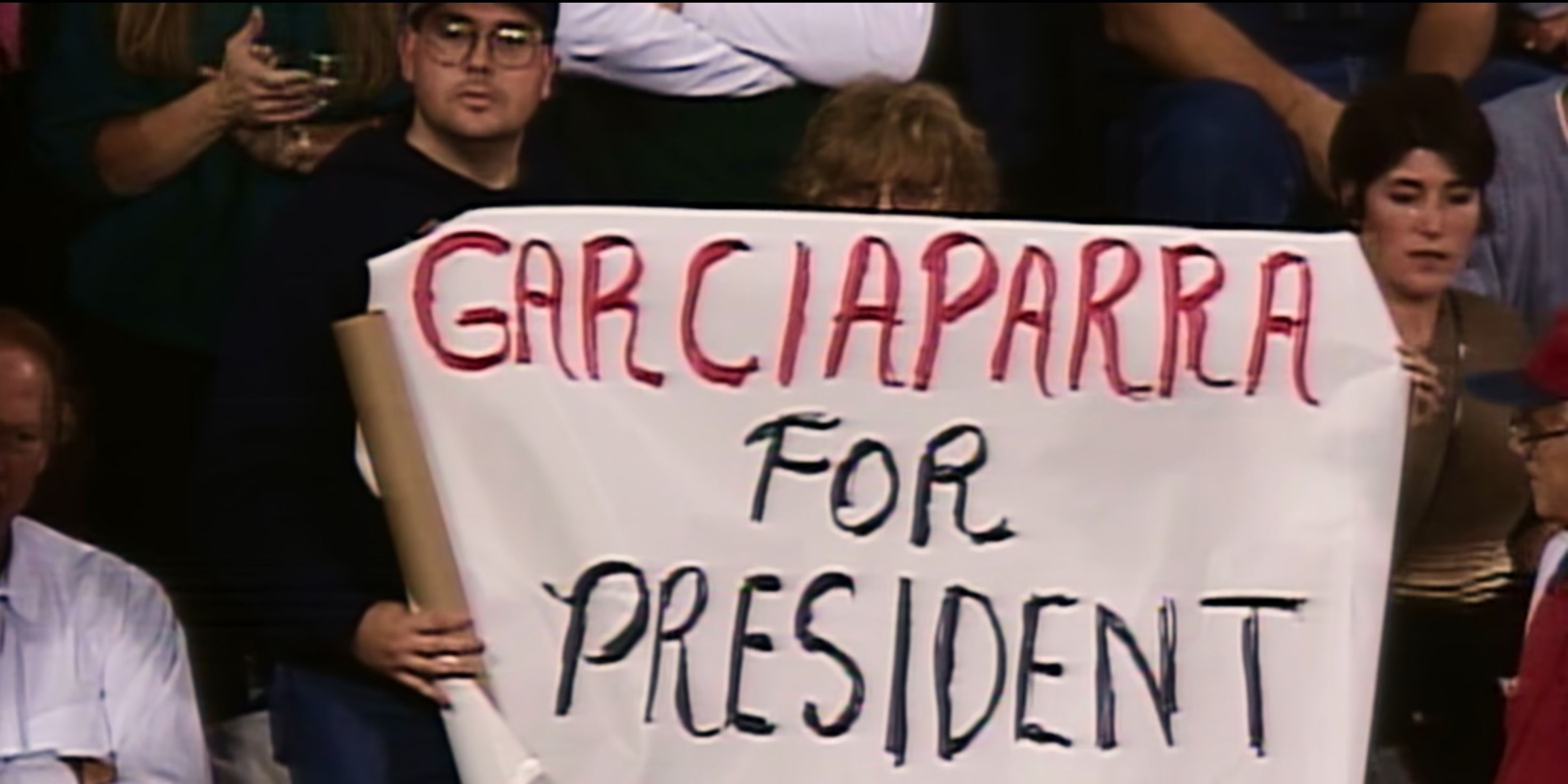 Fãs do Boston Red Sox segurando uma placa de Garciaparra para presidente no The Comeback