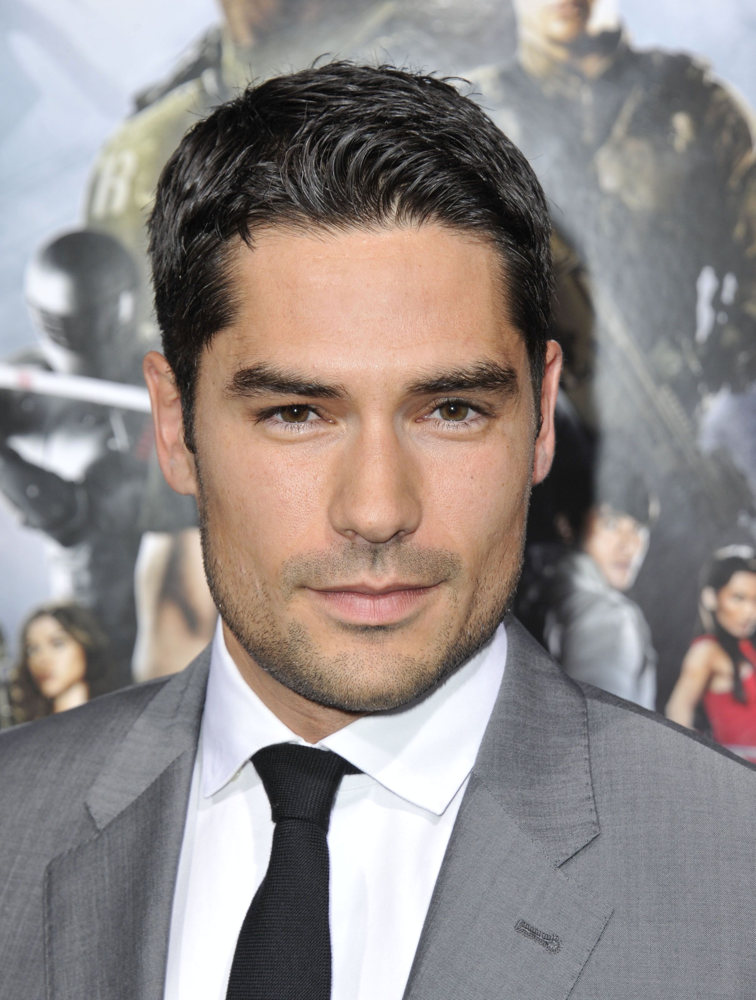 رأس DJ Cotrona