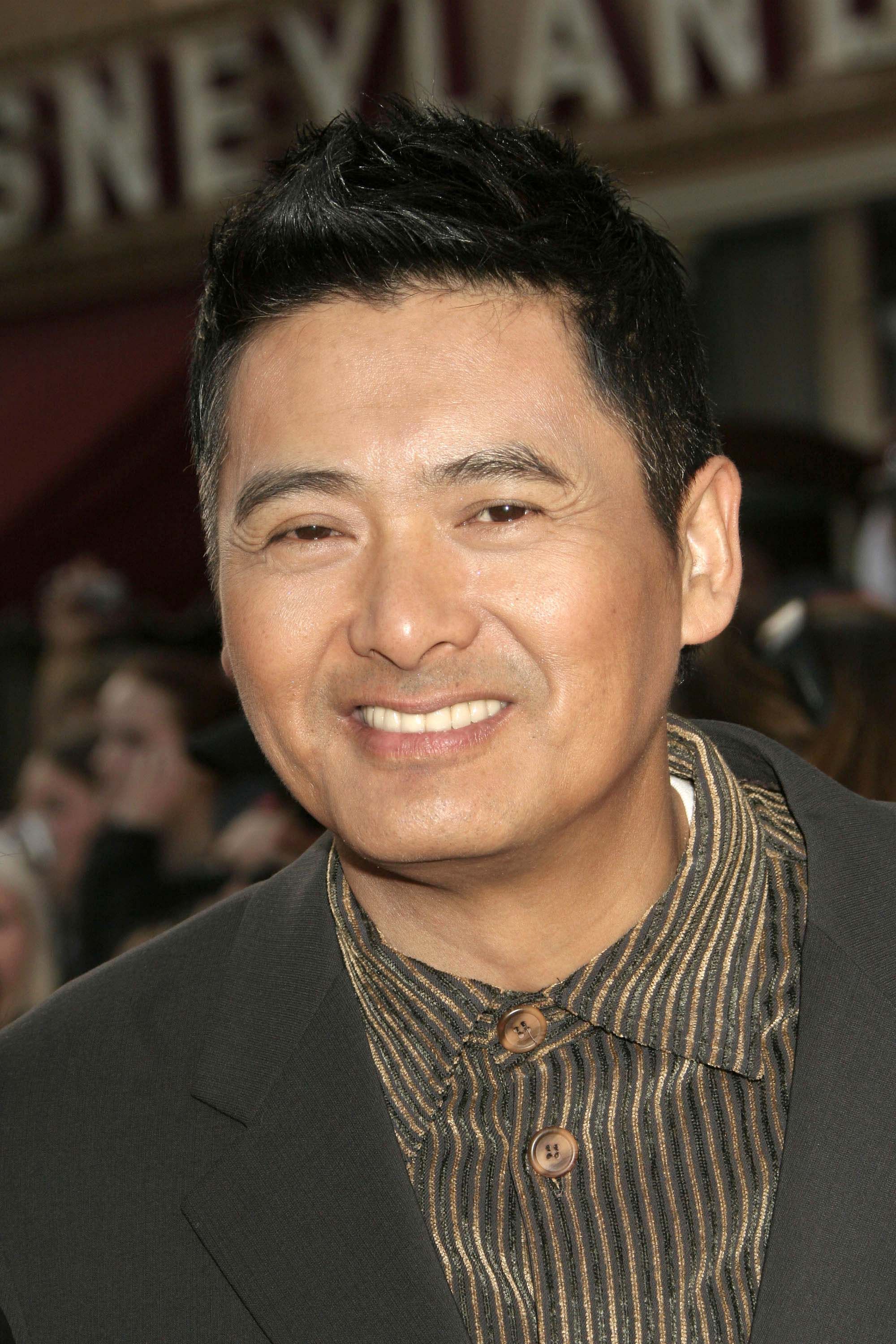 Tiro en la cabeza de chow yun-gris