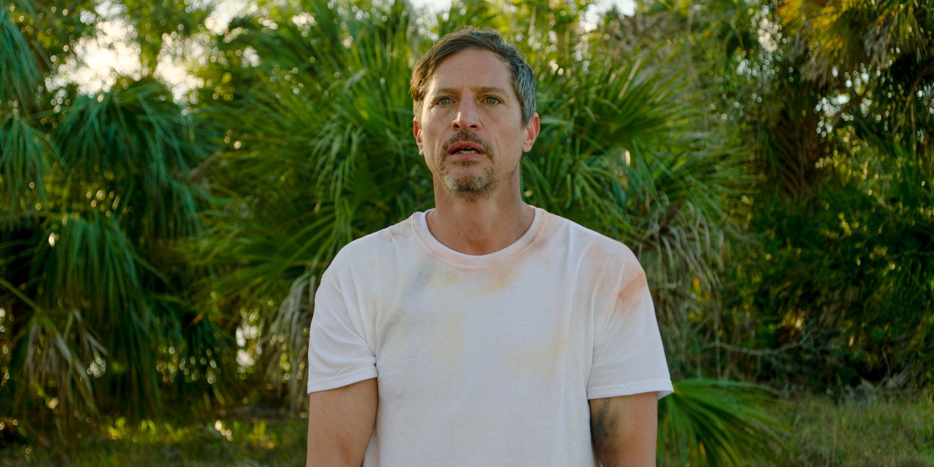 Eric (Simon Rex) recebe uma ligação do pântano em sua Flórida, Man Season 1 Episódio 2