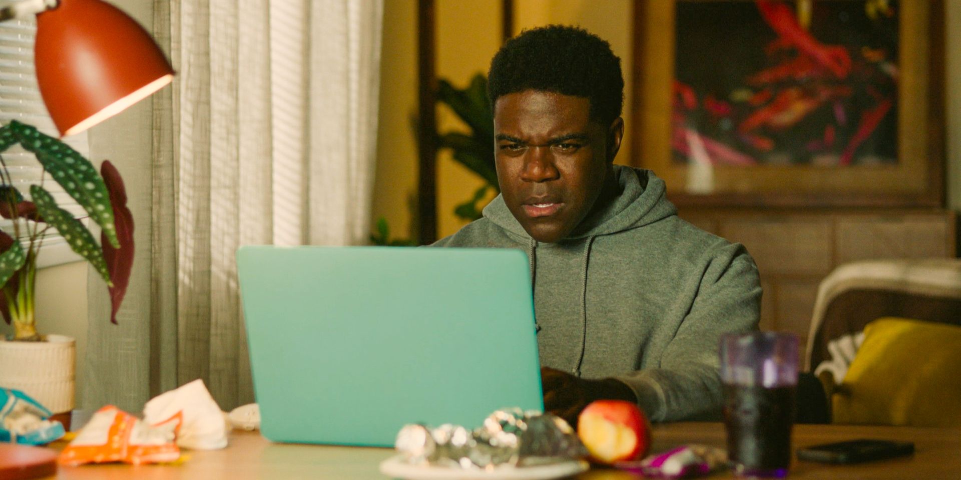 Phil (Sam Richardson) turns to the internet to get money in It's Florida, Man Season 1 Episode 1