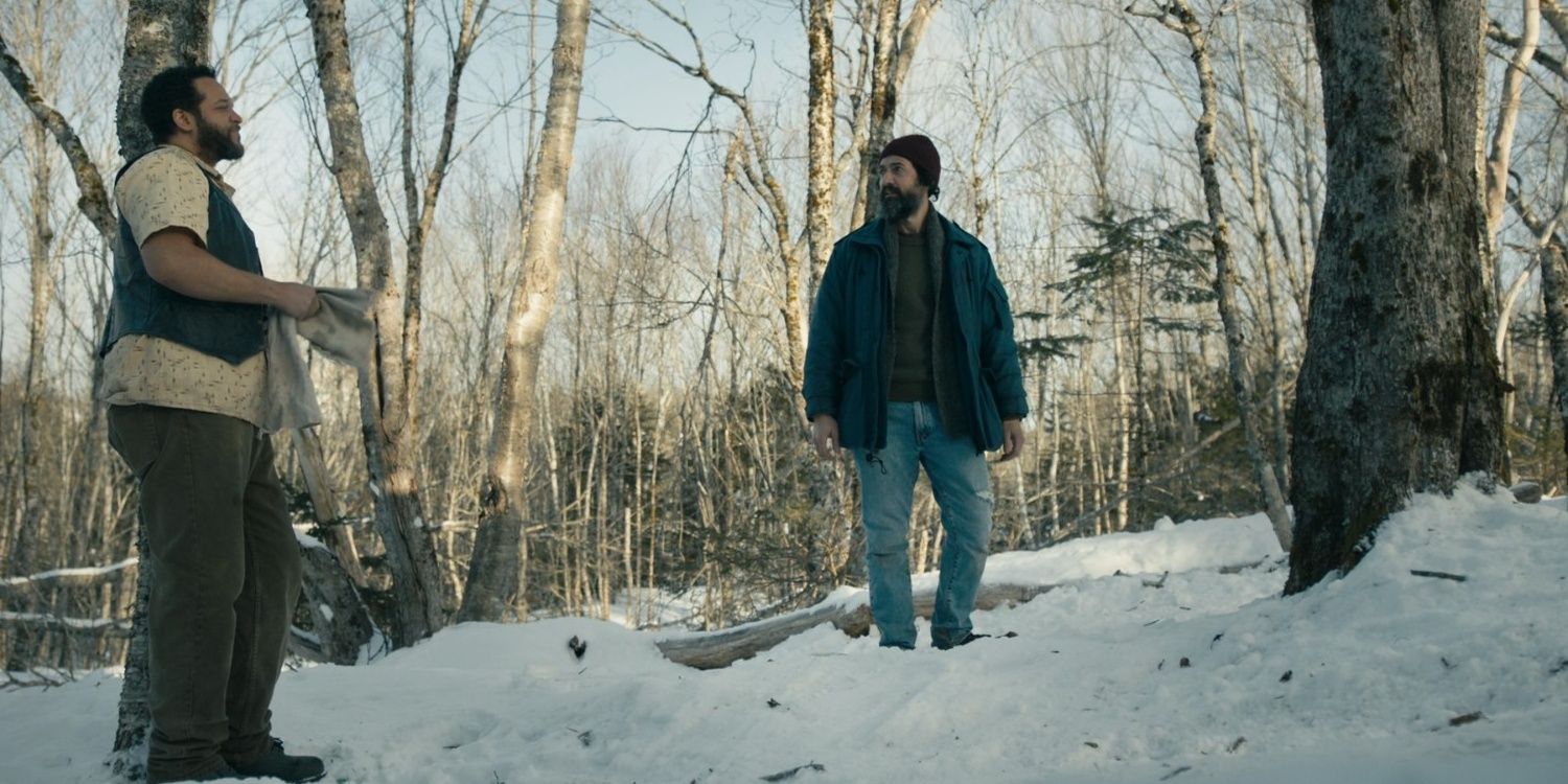 Jade (David Alpay) y Tom (Reed Price) se miran mientras están parados en el bosque nevado en la temporada 3, episodio 6.