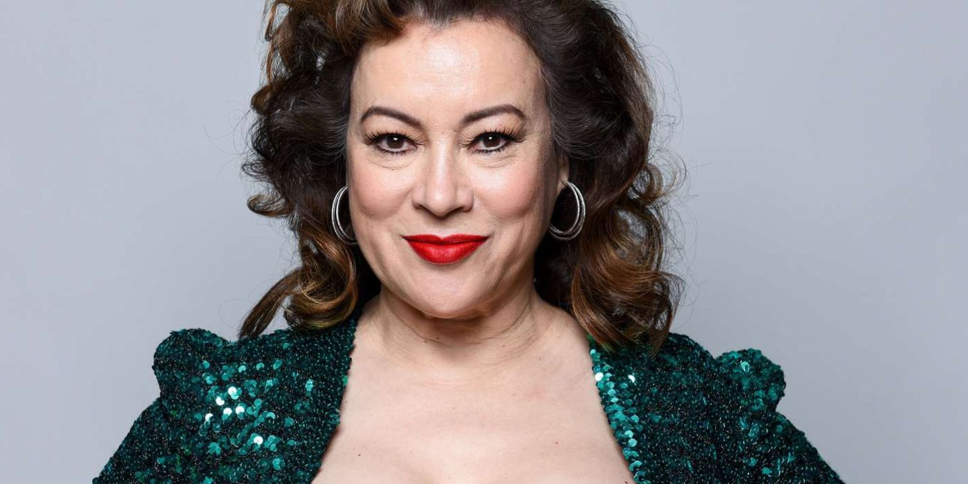 Jennifer Tilly sorridente in primo piano.