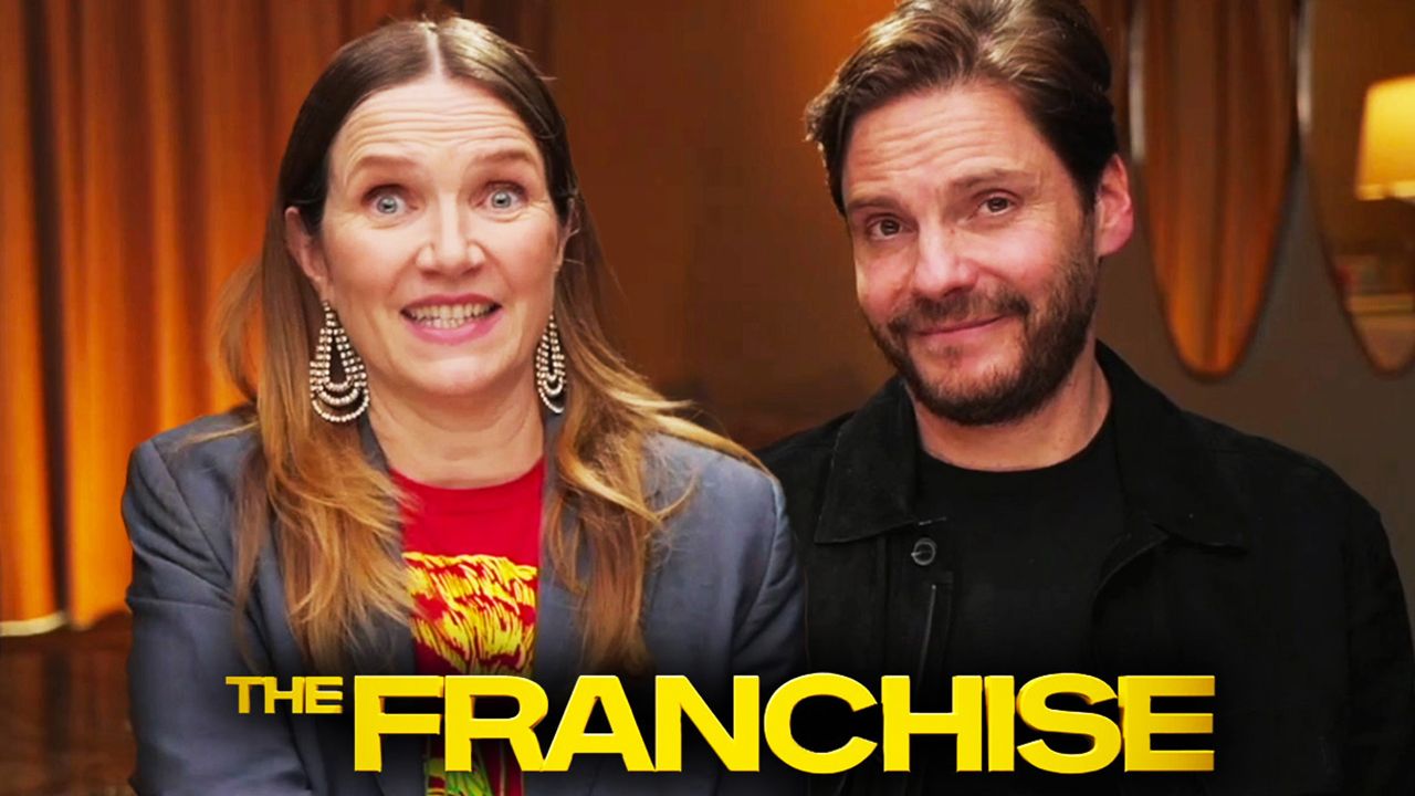 Daniel Brhl y Jessica Hynes hablan sobre trabajar juntos en la nueva sátira de HBO, la franquicia