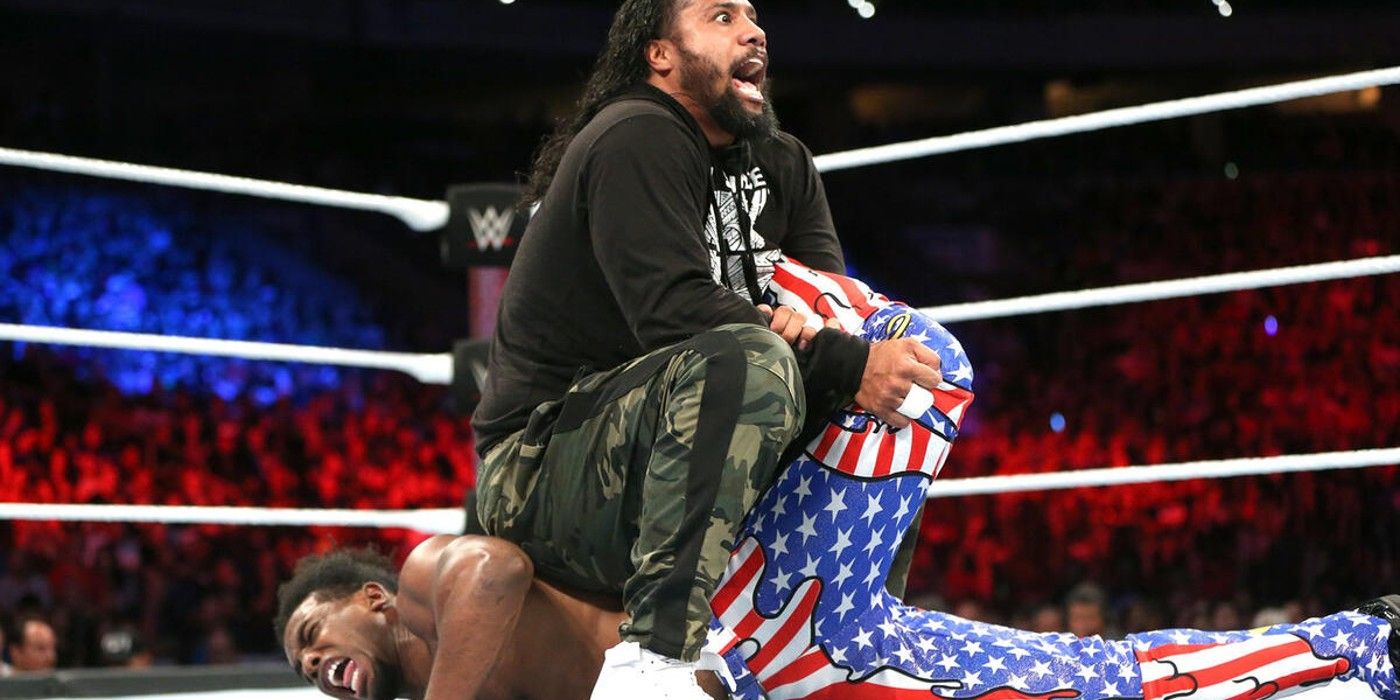 Jimmy Uso trava o Tequila Sunrise em Xavier Woods durante The New Day vs. The Usos no WWE Battleground 2015