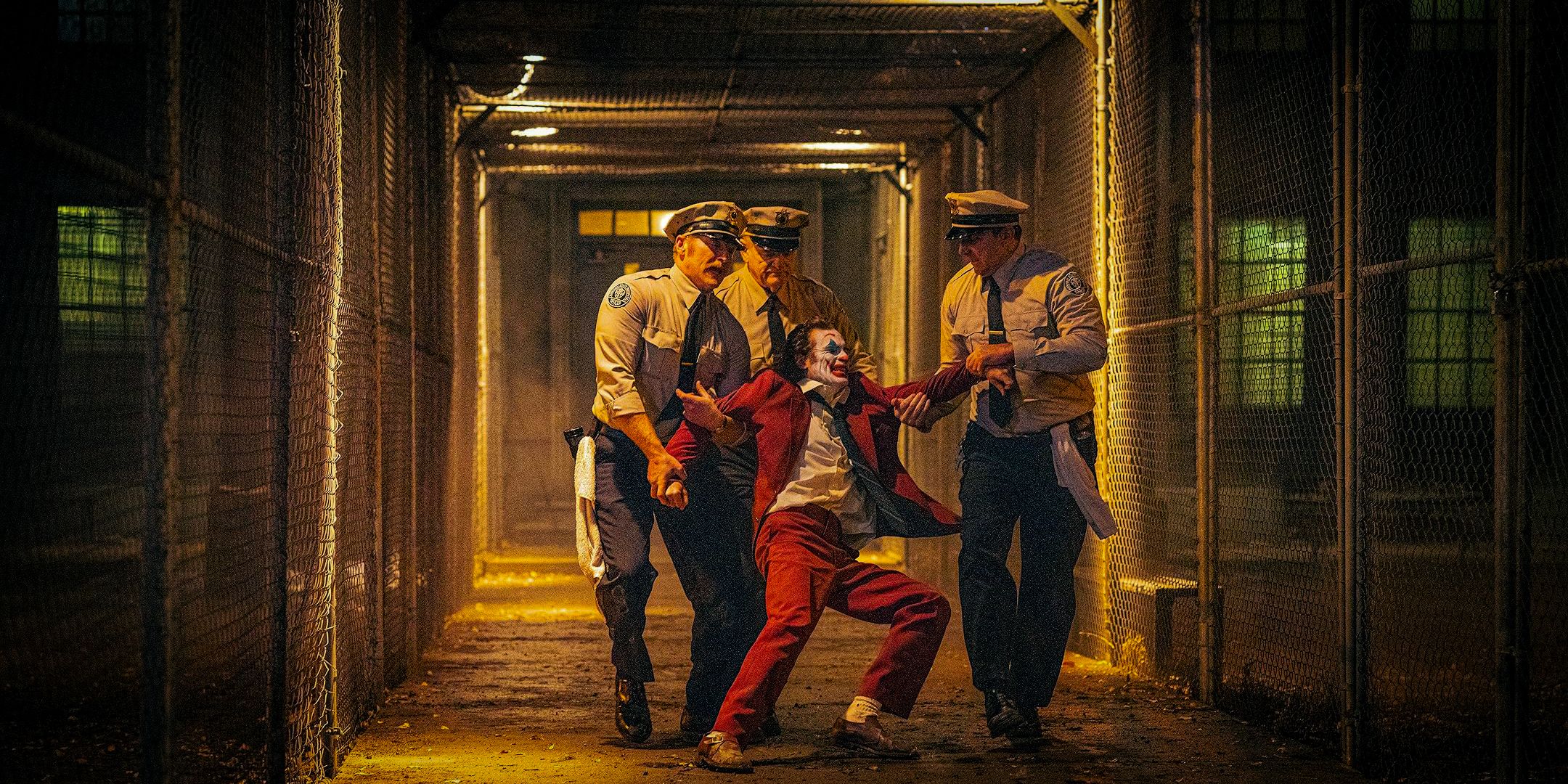 Arthur Fleck / Joker (Joaquin Phoenix) pelea contra agentes de policía en Joker: Folie à Deux