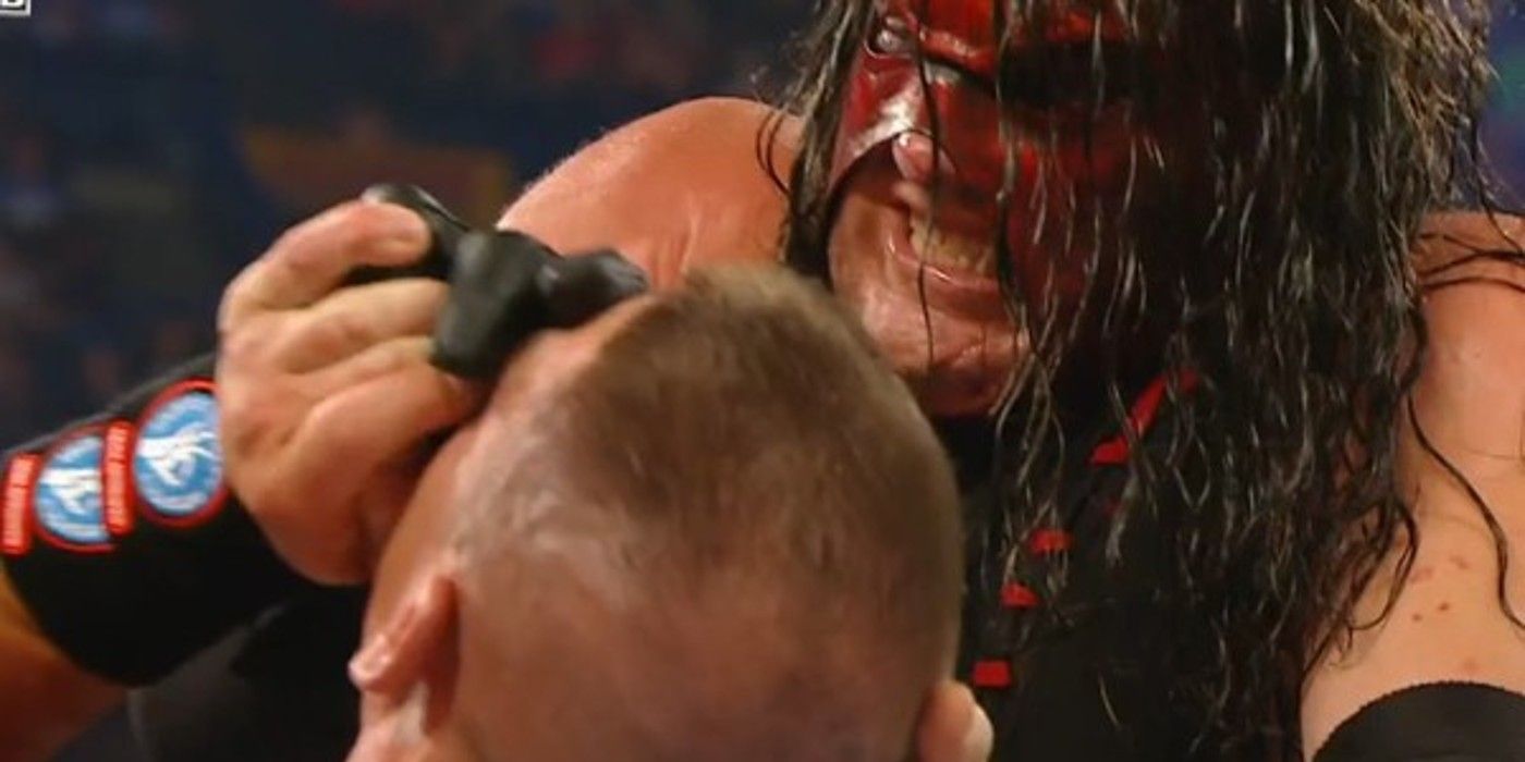 Kane coloca a garra em John Cena no WWE Monday Night Raw