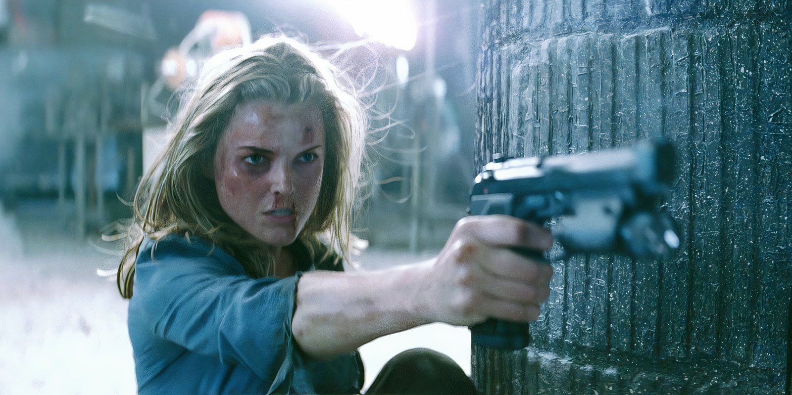 Keri Russell posa con una pistola como Lindsay Farris en Misión Imposible 3