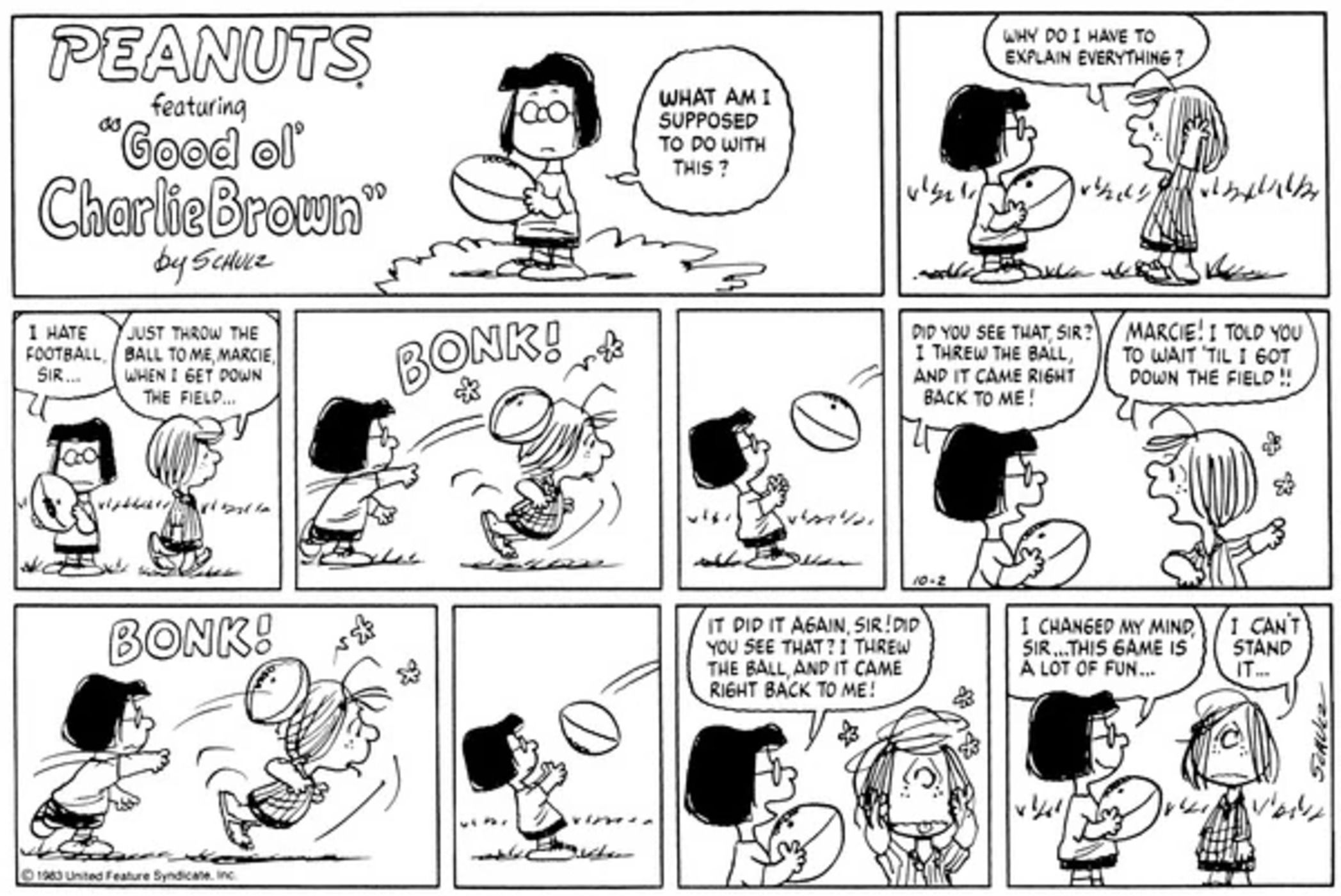 Marcie jogando uma bola de futebol na cabeça de Peppermint Patty.