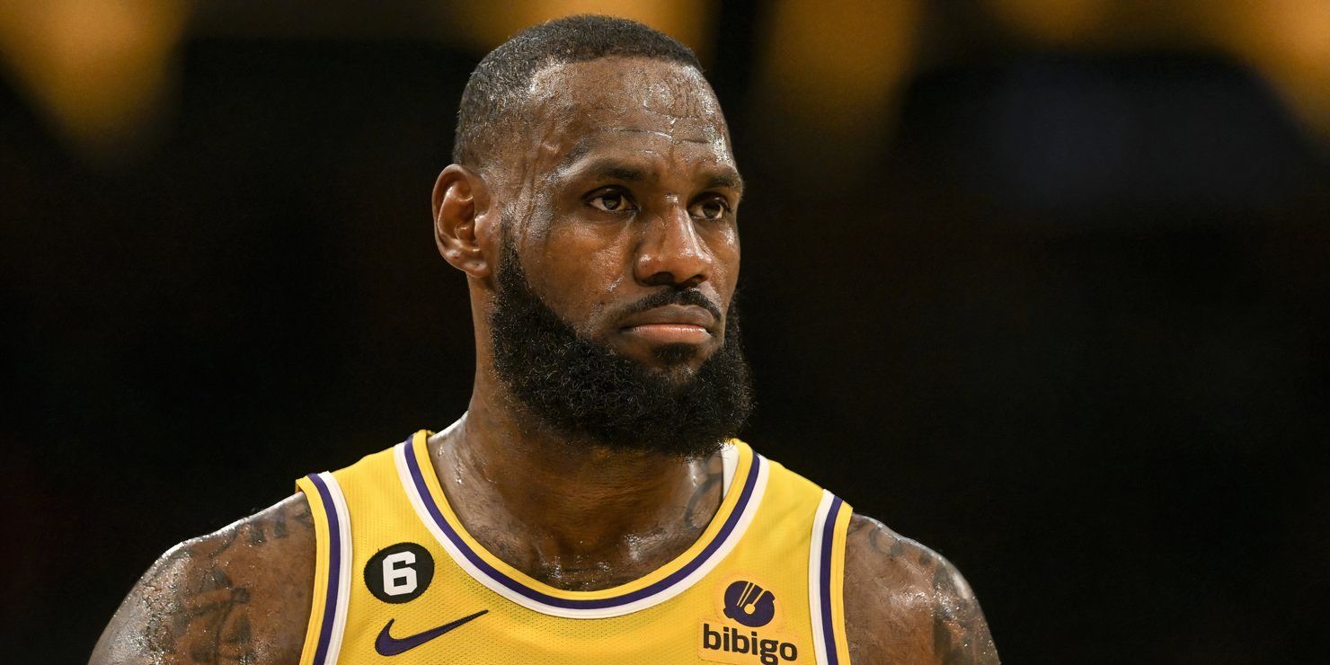 ¿Cuánto tiempo tiene LeBron James en su contrato con Los Ángeles Lakers?