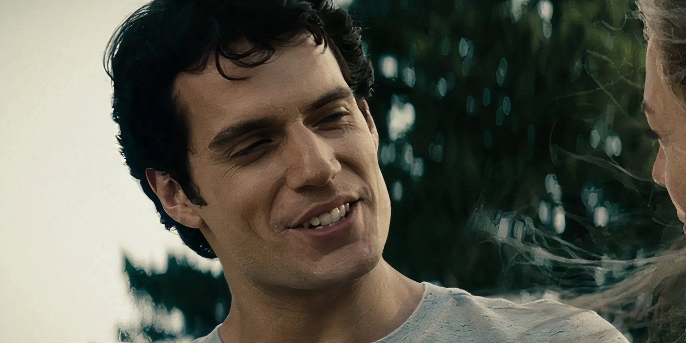 Henry Cavill como Clark Kent sonriendo a su madre en El Hombre de Acero