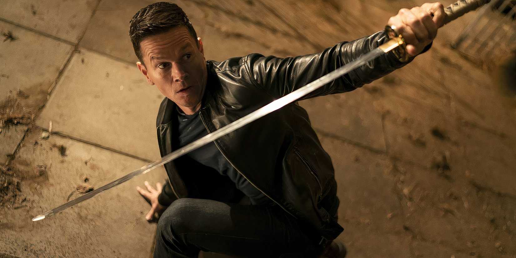 Mark Wahlberg as Evan looking surprised while holding his sword in a fight stance in Infinite