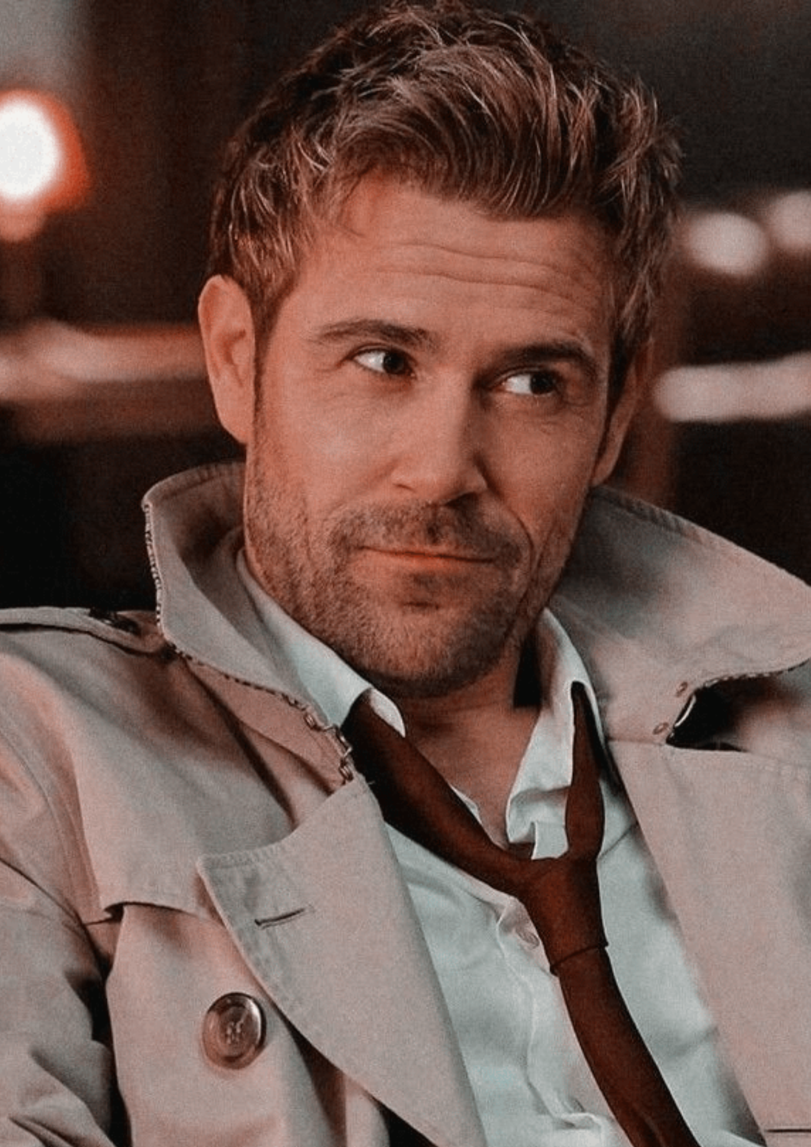 Matt Ryan as John Constantine in Legends of Tomorrow (2016) Season 5, wearing his jacket and loose tie