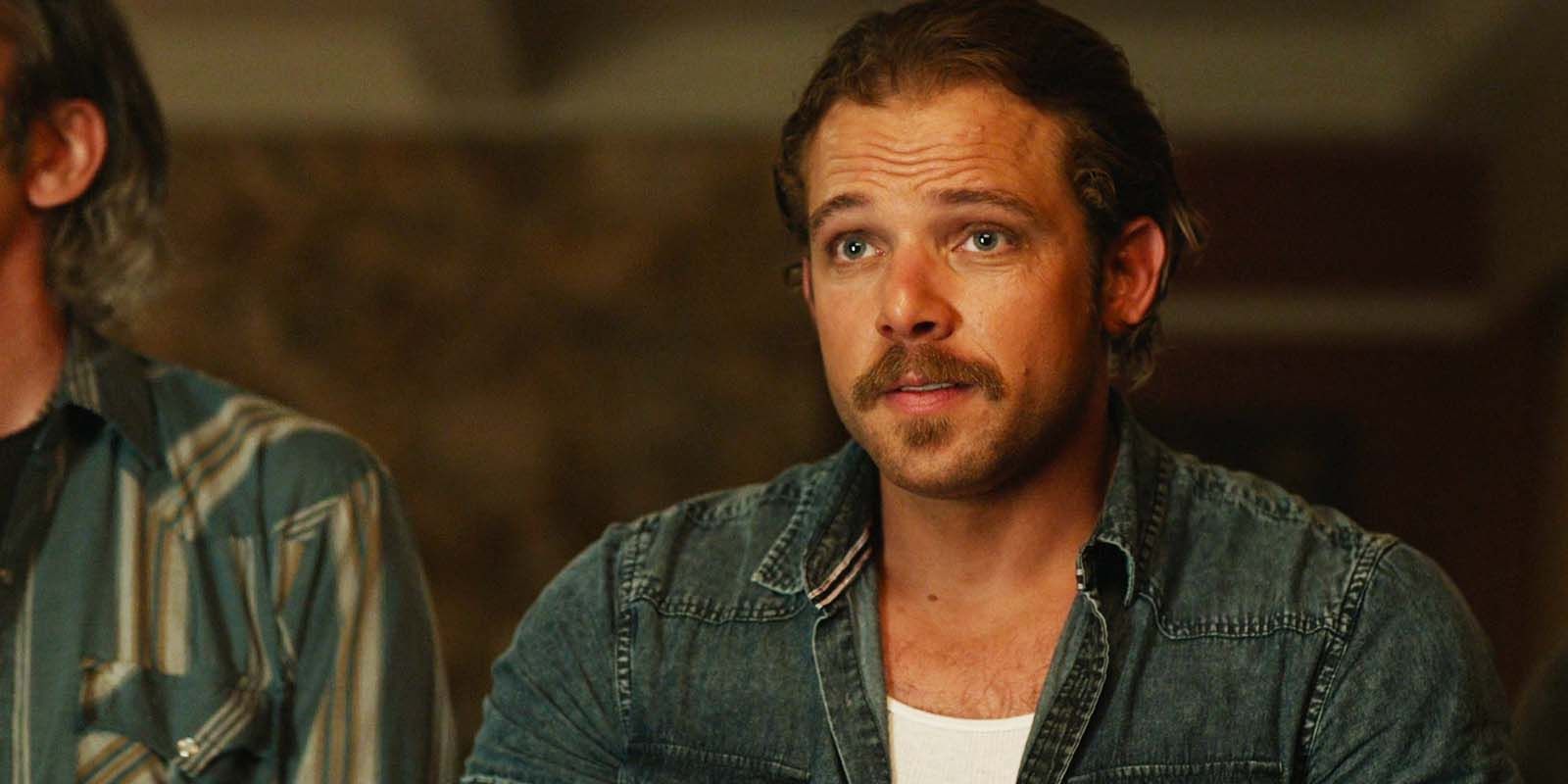 Max Thieriot como Bode-Leone en Fire Country Temporada 3 Episodio 2