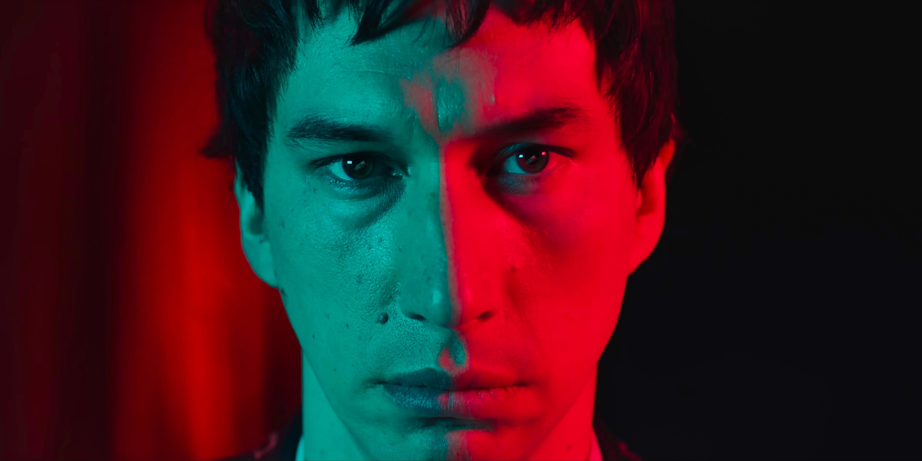 Cesar Catilina (Adam Driver) iluminado por uma luz bicolor em Megalópole