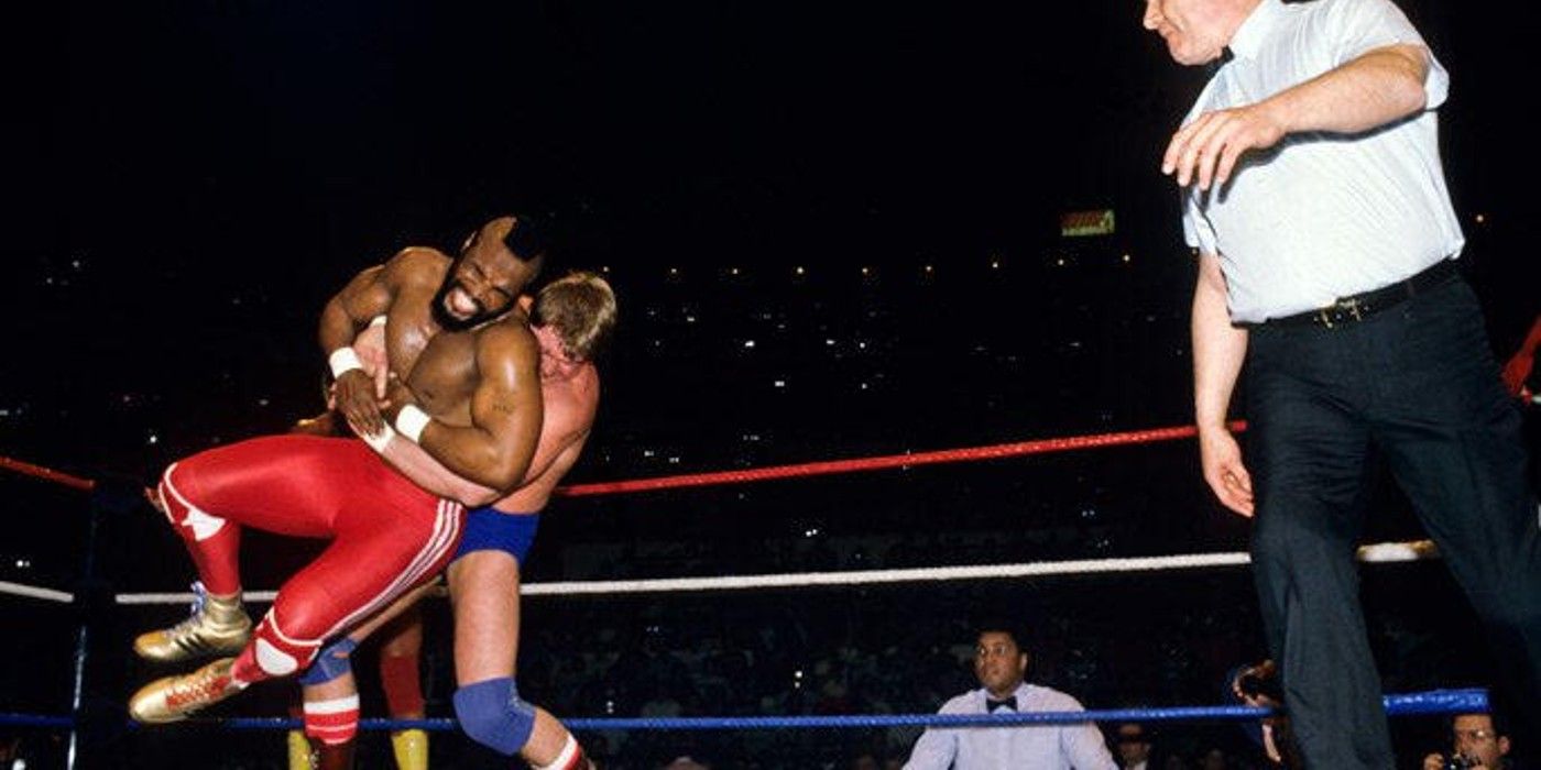 Muhammad Ali observa Rowdy Roddy Piper acertar Mr. T com uma queda de wrestling na WrestleMania 1