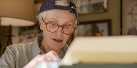 Sazz (Jane Lynch) writing her script in Only Murders in the Building Season 4 Ep 10