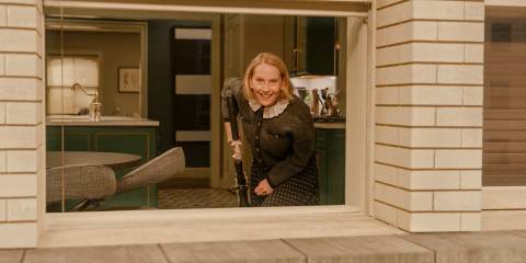 Jan Bellows (Amy Ryan) shoots Marshall P. Pope from Charles's apartment in Only Murders in the Building Season 4 Ep 10