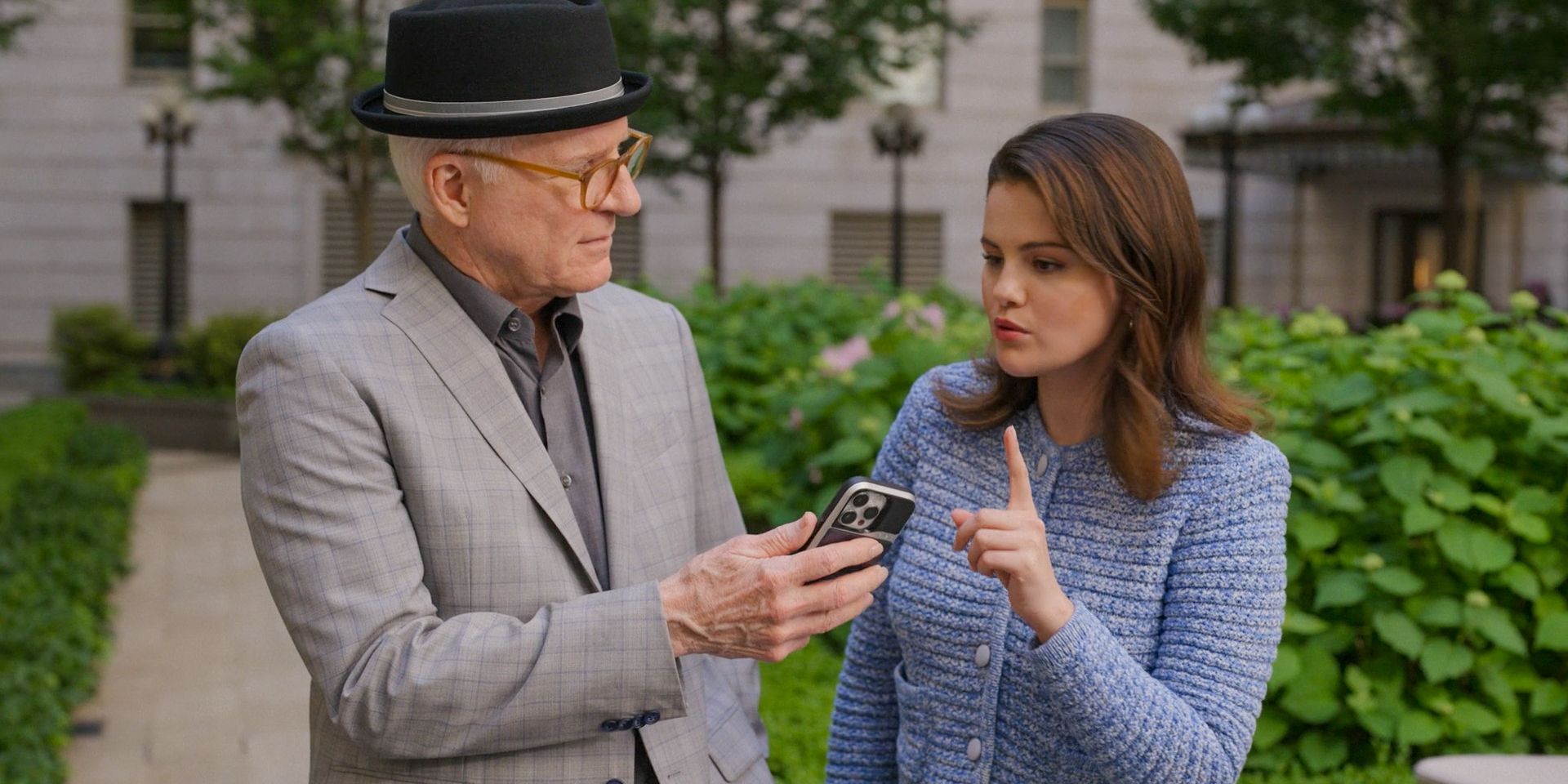 Charles (Steve Martin) y Mabel (Selena Gomez) después de la boda de Oliver 