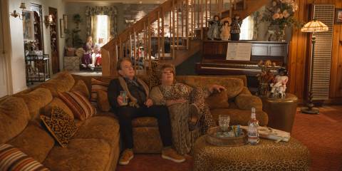 Oliver (Martin Short) and Doreen (Melissa McCarthy) sitting on the couch chatting in Only Murders in the Building Season 4 Episode 7