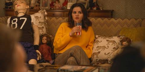 Mabel (Selena Gomez) freaked out sitting next to Doreen's dolls in Only Murders in the Building Season 4 Episode 7.