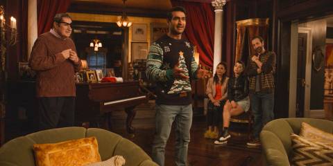 Rudy Thurber (Kumail Nanjiani) performing his monologue in Only Murders in the Building Season 4 Episode 8