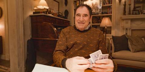 Vince Fish (Richard Kind) is invited by Dudenoff to play cards in Only Murders in the Building Season 4 Episode 8
