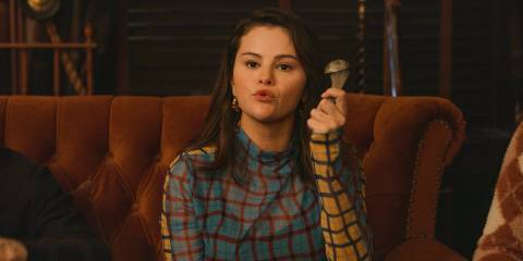 Mabel (Selena Gomez) showing Dudenoff's shoulder prosthesis in Only Murders in the Building Season 4 Episode 8